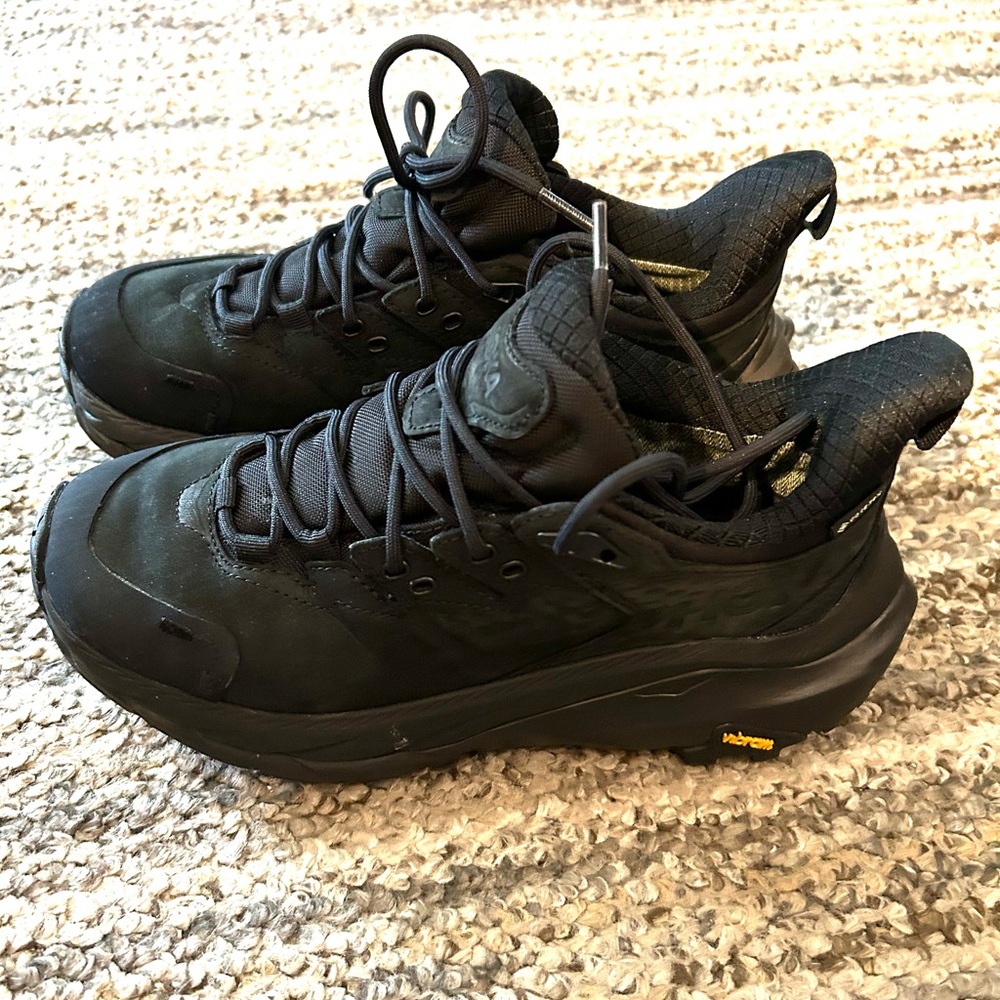 Black High-Top Athletic Sneakers with Cushioned Midsole